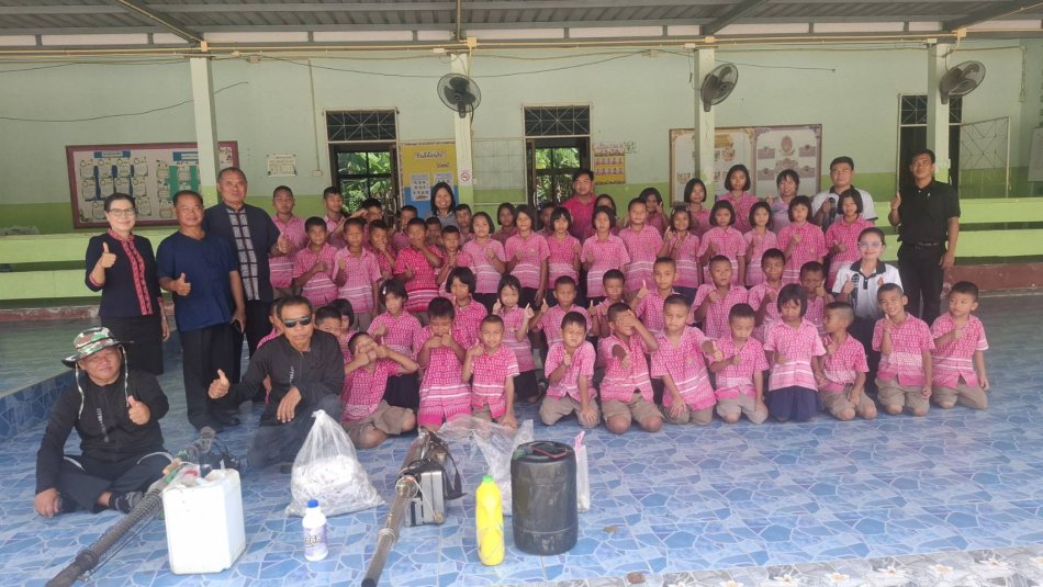 ลงพื้นที่ดำเนินการพ่นหมอกควันกำจัดยุงลาย และแจกทรายอะเบท  ณ โรงเรียนบ้านดอนแคน 